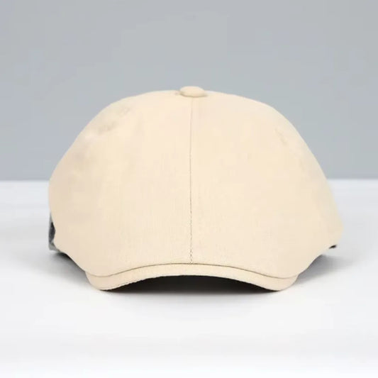 Casquette plate beige pour homme, vue de face, avec visière curve et finition en coton de qualité, apportant un style classique et décontracté, idéal pour un look quotidien.