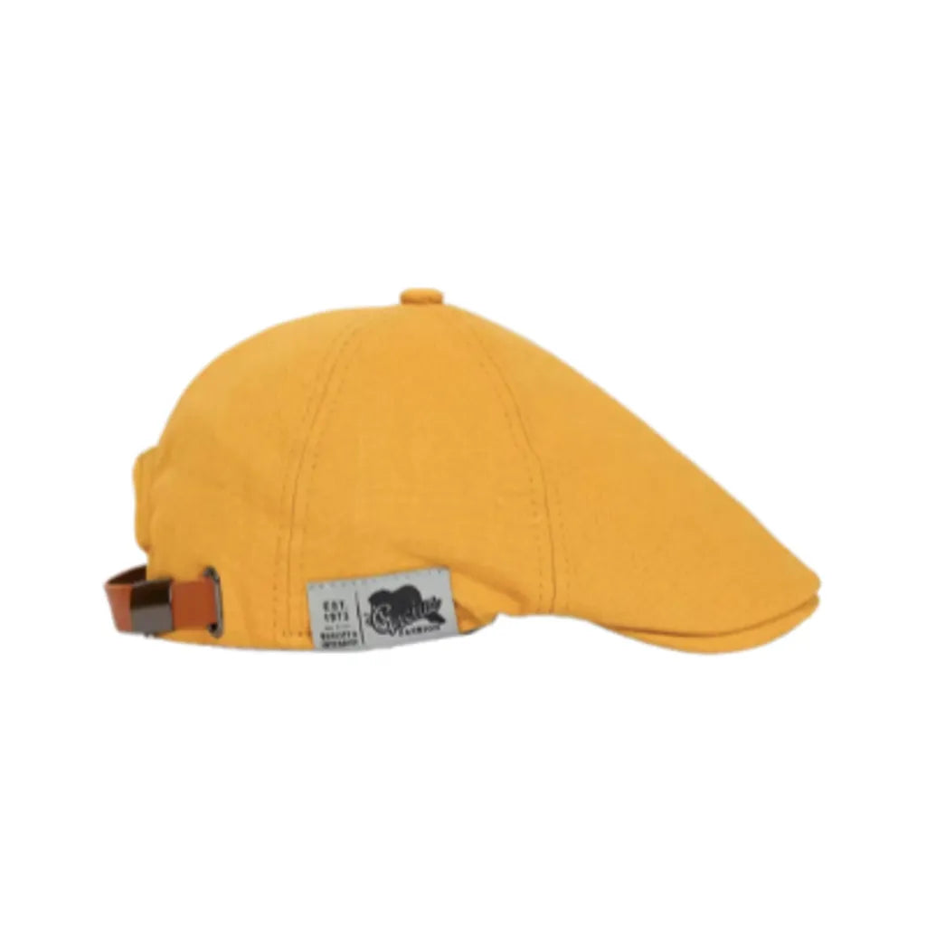 Casquette plate jaune pour homme, vue de côté avec sangle ajustable et étiquette en tissu, ajoutant une touche lumineuse et vintage au look masculin.