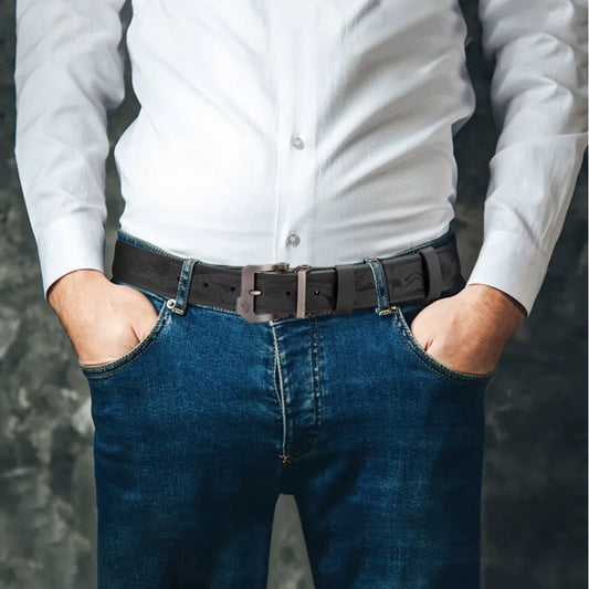 Tenue homme chemise blanche, jean brut et ceinture cuir noir boucle métal, accessoire élégant pour style décontracté.