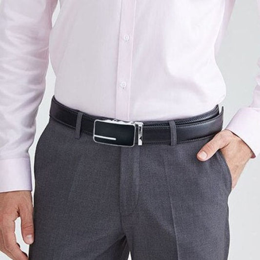 Ceinture Elon en cuir de qualité avec boucle rectangulaire en métal - verrouillage automatique - photo ceinture prise sur un homme très élégant avec une tenue formelle
