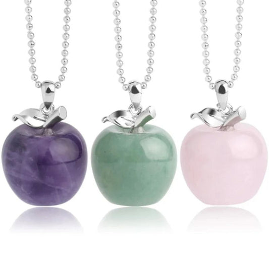 Trois colliers pendentifs avec chaine à bille en métal plaqué platine - pendant représentant une pomme en pierre naturelle - Améthyste violet pour celle à gauche, Aventurine vert pour celle du centre et Quartz rose pour celle de droite