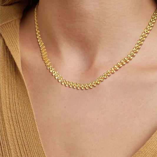 Vue rapprochée du collier Épi de Blé doré porté, mettant en valeur sa brillance naturelle et sa forme symbolique autour du cou.