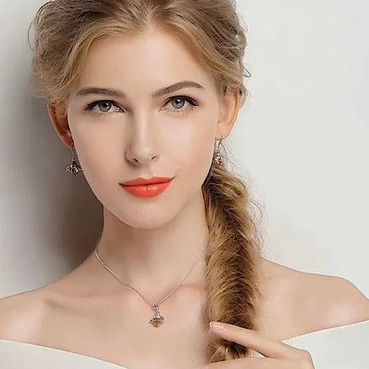 Collier fin avec pendentif abeille reine en argent 925 sur peau claire, cristal facetté couleur miel, charme discret et naturel du bijou.