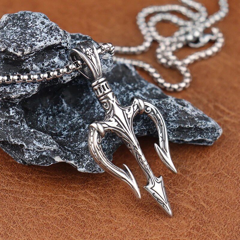 Collier symbole avec pendentif trident de Poseidon, le roi de la mer selon la mythologie grecque - acier inoxydable - coloris argent