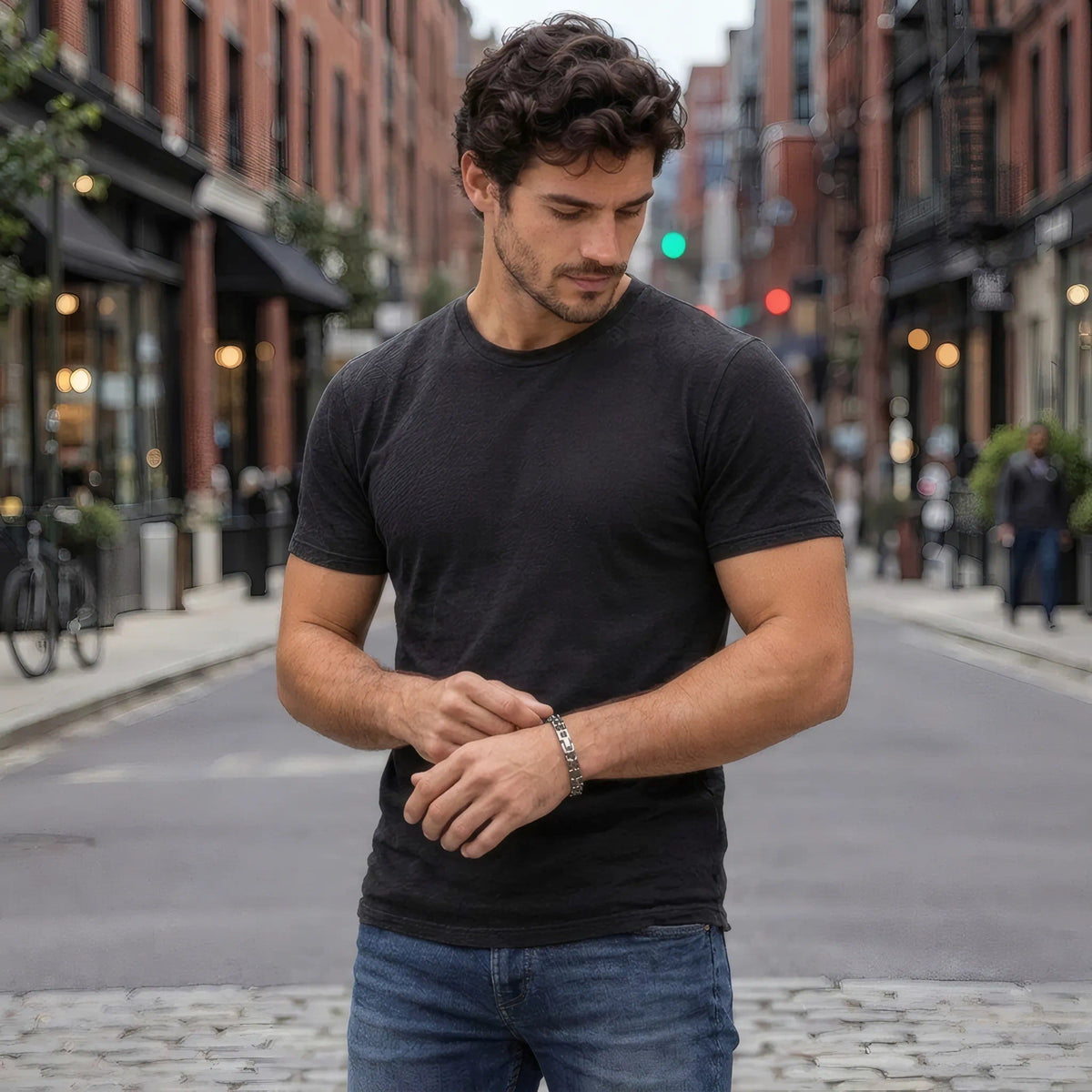 Style masculin urbain moderne complété par le bracelet maillon chaîne moto Kaelis acier rétro.