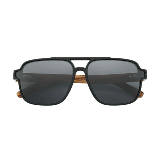 Vue de face d'une paire de lunettes de soleil pliées, sa monture et ses verres polarisés en polycarbonate de qualité ont un design carré avec un double pont de couleur noir - ses branches sont en bois de bambou