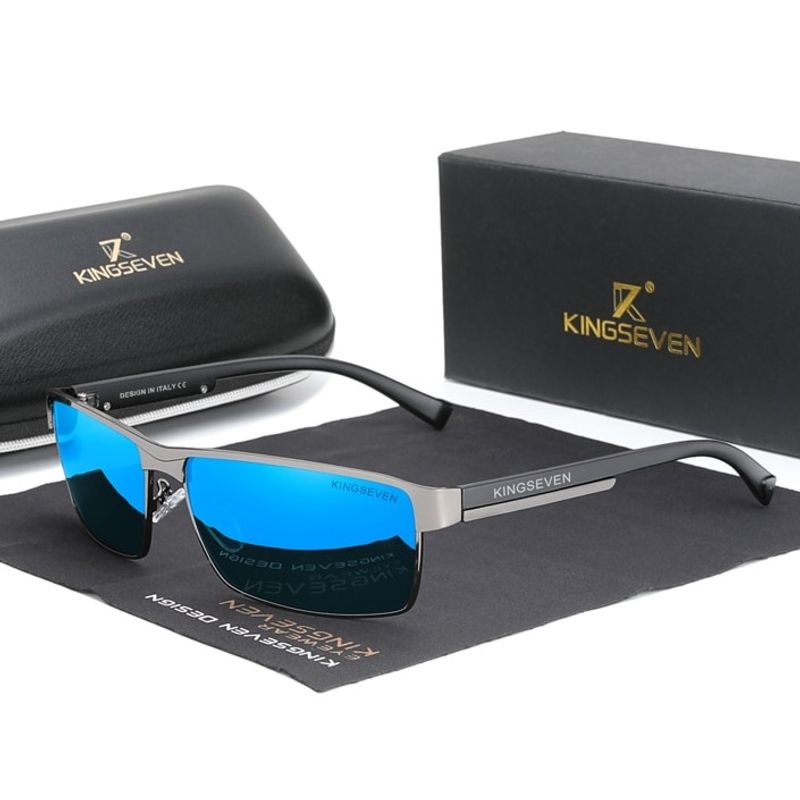 Lunettes de soleil Cyrus polarisées aux verres rectangles bleus - monture et branches de couleur gris gun et noir - lunettes posées au centre de son kit d'accessoires inclus