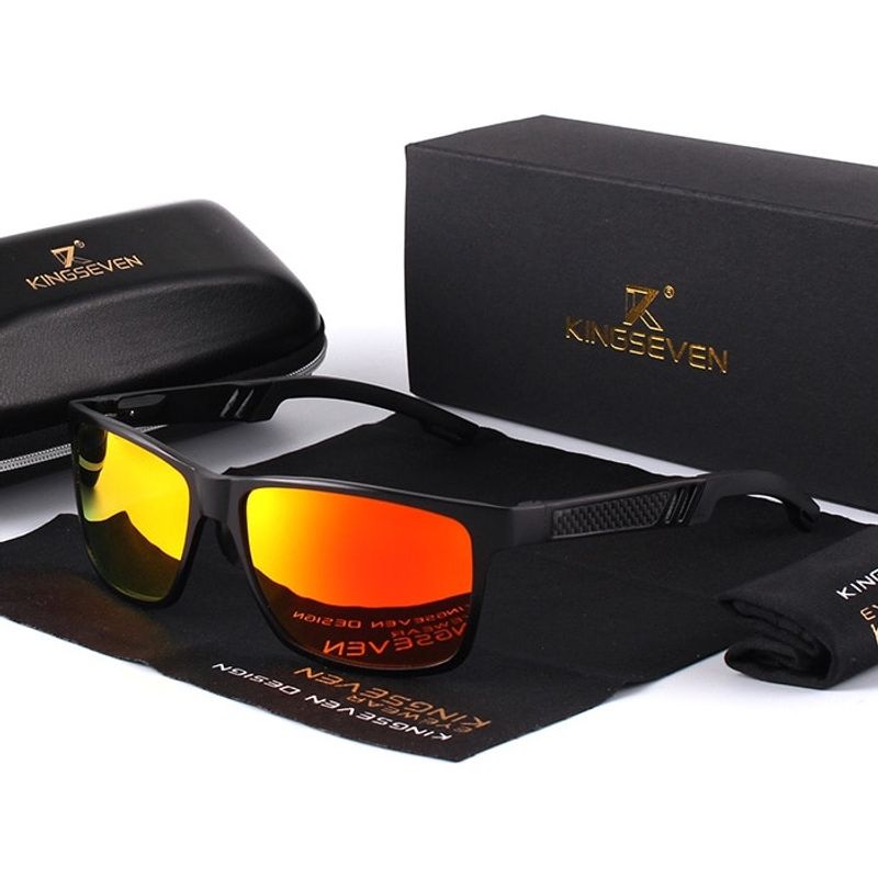 Lunettes de soleil Marcus en aluminium de couleur noir avec verres miroirs rectangle rouge orangés - cette paire de lunettes est posée sur un chiffon en microfibre, à droite un étui en tissus plié, à gauche une boite de rangement en simili cuir zippée et derrière un coffret cadeau en carton, le tout de couleur noir signé en doré par la marque Kingseven