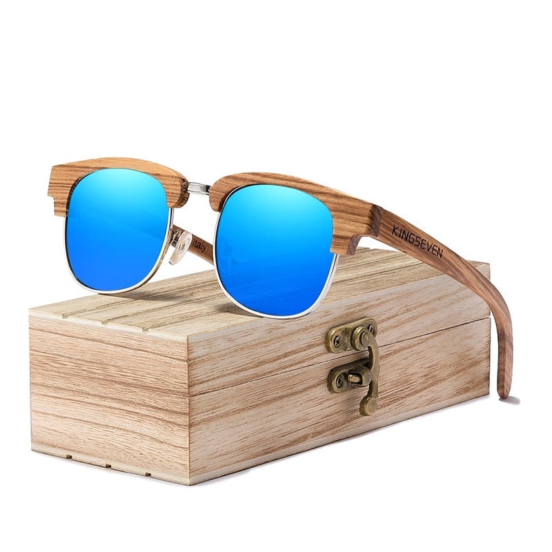 Lunettes de soleil rondes Master polarisées avec monture demi-cercle et branches en bois de Zebrano posées sur sa boite cadeau en bois - unisexe - coloris verres bleu miroir