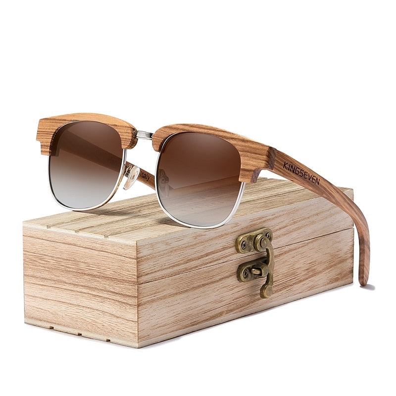 Lunettes de soleil rondes Master polarisées avec monture demi-cercle et branches en bois de Zebrano posées sur sa boite cadeau en bois - unisexe - coloris verres marron dégradés