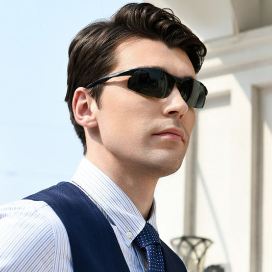 Lunettes de soleil noire panoramique Angus sur le nez d'un jeune homme élégant en chemise, gilet et cravate - lunettes de marque Kingseven