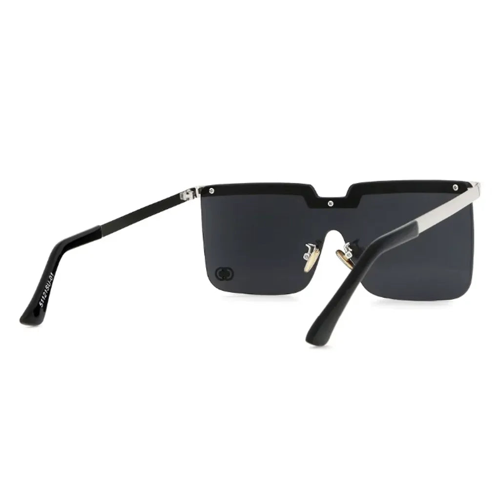 Lunettes de soleil à verres noirs avec une monture épaisse en métal argenté, vu arrière. Ces lunettes au look distinctif allient élégance et protection, parfaites pour un style affirmé en toutes saisons.