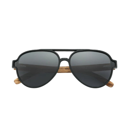 Vue de face d'une paire de lunettes de soleil Pilote pliées, sa monture et ses verres polarisés en polycarbonate de qualité ont un design arrondis avec un double pont de couleur noir - ses branches sont en bois de bambou