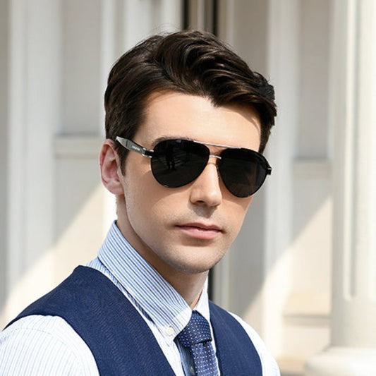 Lunettes de soleil pilote noire portées par un homme élégant - verres en polycarbonate polarisés de style aviateur unisexe