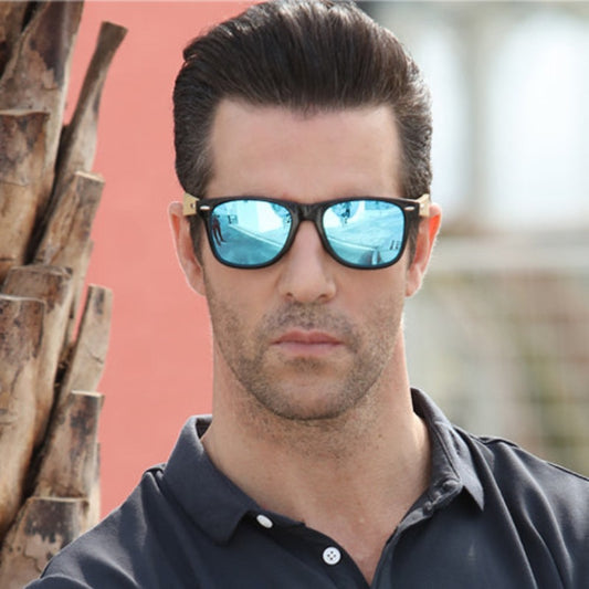 Lunettes de soleil voyageur avec verres miroir polarisées sur un visage d'homme vue de face - lunettes noire avec branches en bois de bambou