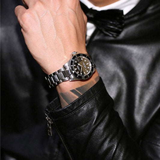 Montre hommage légendaire, de la mythique submariner sur poignet tatoué d'un homme vêtu d'un blouson noir - Marque Loreo