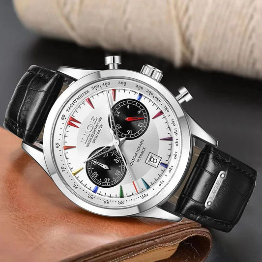 Montre Lige Chrono Flyback avec bracelet en cuir noir inclinée, reposant sur un livre à reliure en cuir marron, son cadran et blanc et noir assorti d'un boitier et des aiguilles argenté - montre chronographe homme.