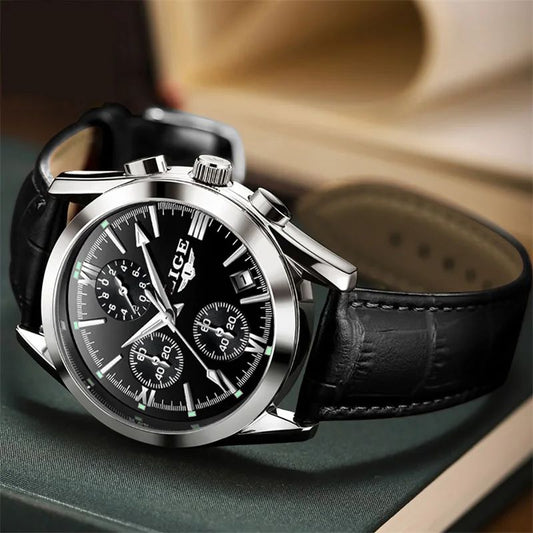 Montre LIGE Chrono Style avec cadran noir et bracelet en cuir noir, vue inclinée.