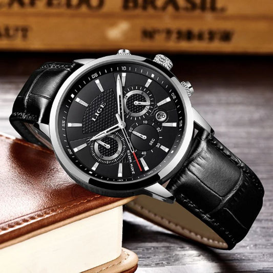 Montre Markus chronographe à quartz avec bracelet en cuir noir appuyé sur l'angle d'un boitier en cuir, son boitier, ses aiguilles et ses index de couleur acier sont inoxydable - cadran coloris noir