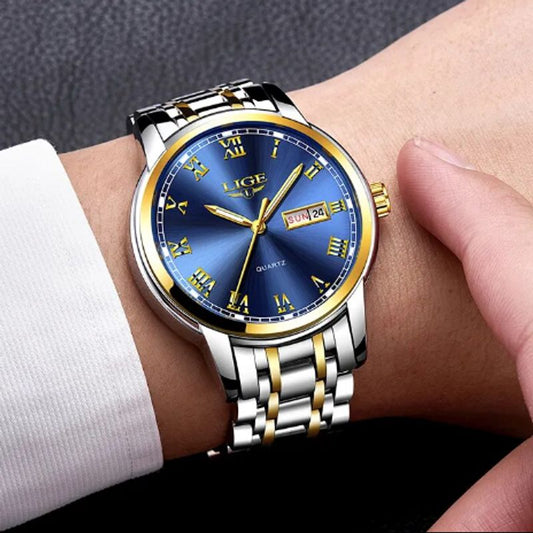 Montre Jordan bleu et or à quartz de marque lige sur le poignet gauche d'homme vêtu d'un chemise blanche - bracelet en acier inoxydable argent et or