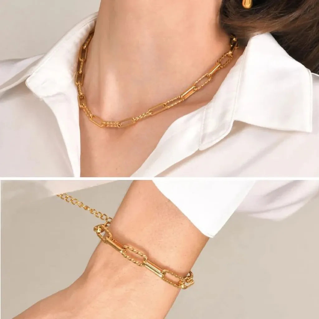 Collier et bracelet Calista portés ensemble, combinaison chic de maillons dorés torsadés, éclat équilibré sur peau claire.
