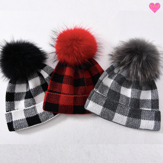 Bonnet Hemavan à carreaux tricoté en laine cachemire et acrylique avec pompon fausse fourrure dense assortis - trois couleur, noir, rouge et gris
