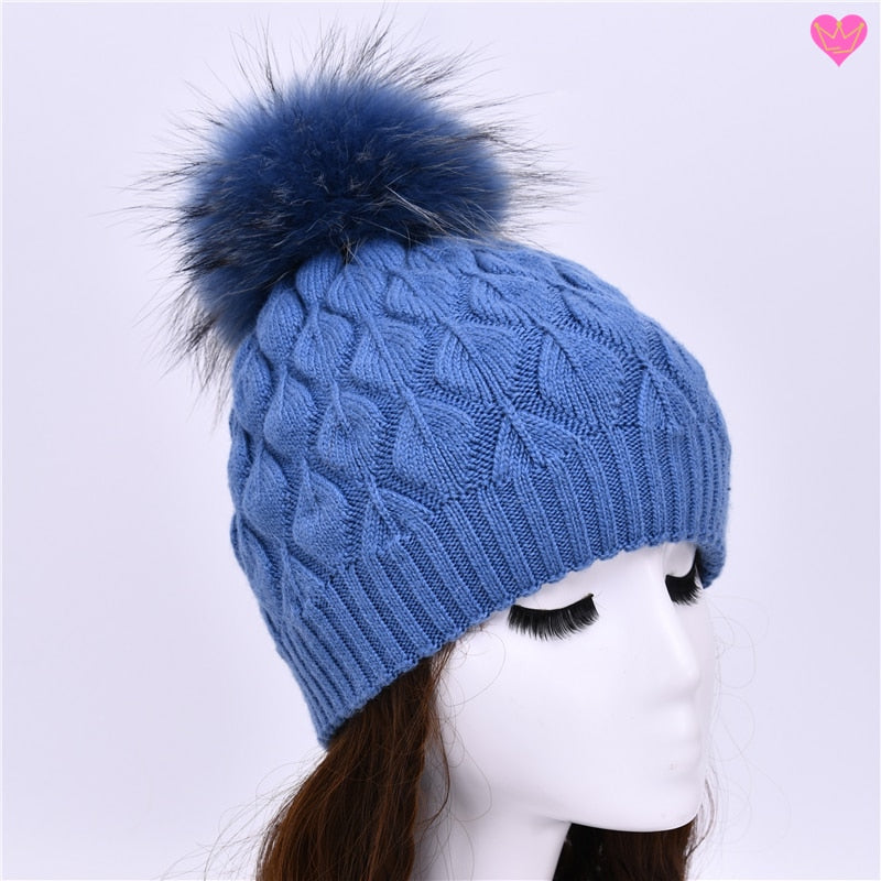 Bonnet Masella tricoté en laine mélangée angora et acrylique avec pompon fourrure - coloris bleu