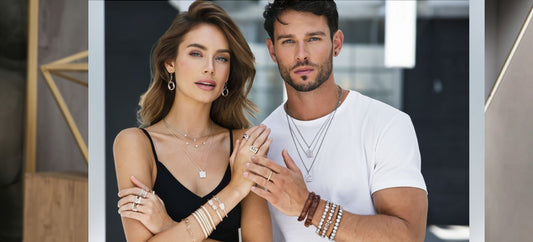 Jeune et beau couple, homme et femme arborant de splendides bijoux tendance de saison, colliers superposés, bracelets empilés et bagues multiples