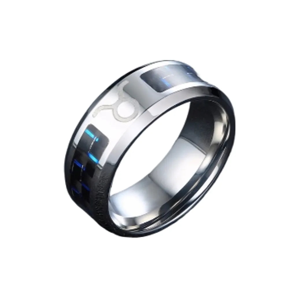 Bague en acier inoxydable argenté avec motif astrologique du Taureau, fibre de carbone bleuté pour un look contemporain.