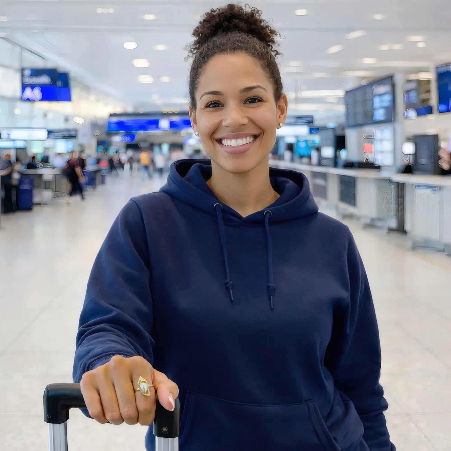 Bague Femme Dorée Nacre Plan Moyen Portée Femme Jeune Sourire Éclatant Sweat Bleu Marine Main Valise Hall Aéroport Horizon Nomade Mira Akrochic