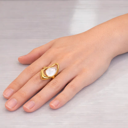 Bague Femme Dorée Nacre Portée Doigt Majeur Main Femme Posée Plat Comptoir Blanc Vitrifié Mira Akrochic