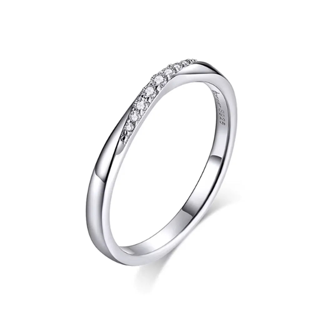 Bague Éclat Stellaire en argent 925 avec zircones blanches scintillantes, design minimaliste et raffiné.