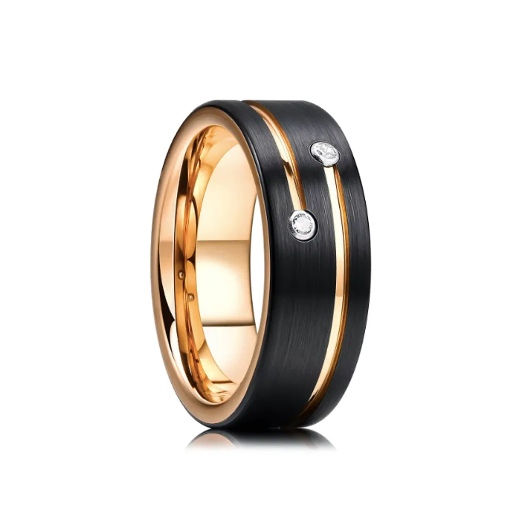 Bague homme Étoile Filante, élégance céleste en zircone cubique blanche et en acier inoxydable de couleur noir et or – anneau dressé sur une largeur de 8 mm sur un fond blanc.