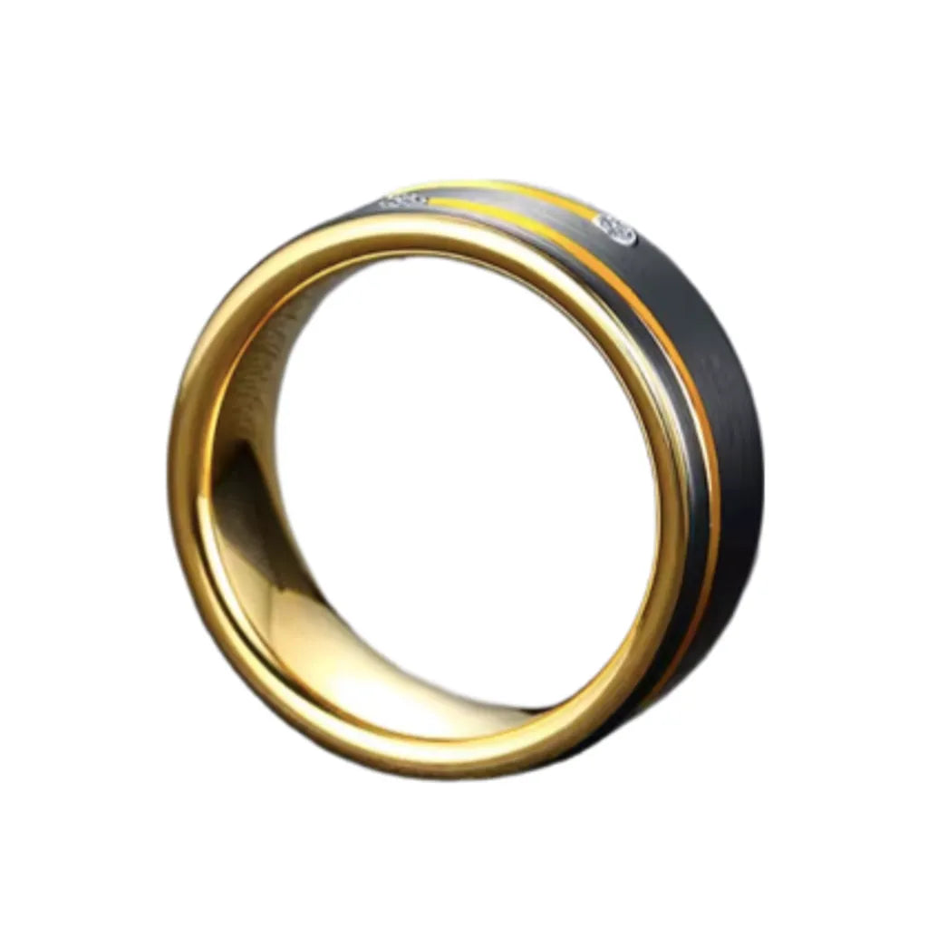 Vue de profil de la bague Stella pour homme, élégance céleste, stars en zircone cubique blanche – Anneau en acier inoxydable – couleur doré et noir.