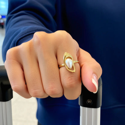 Bague Femme Nacre Portée Main Tenant Poignée Bagage Décor Aéroport Neutre Seule Mira Akrochic