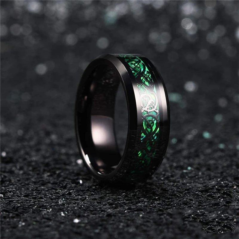 Bague Dragon Celte pour homme en acier inoxydable, anneau présenté, dressé sur un fond de roche noire – coloris noir et vert.