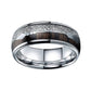 Bague Flèche Viking Bodkin pour homme en acier inoxydable sur fond blanc – coloris brun et argent.