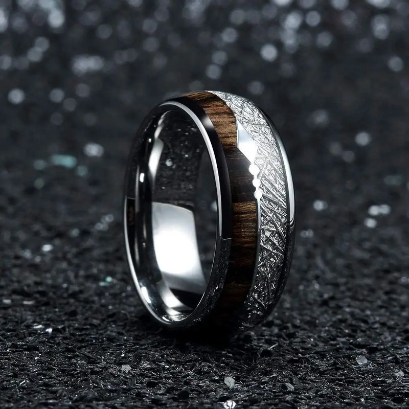 Bague Flèche Viking Bodkin pour homme en acier inoxydable, anneau présenté, dressé sur un fond de roche noire – coloris marron et argent.