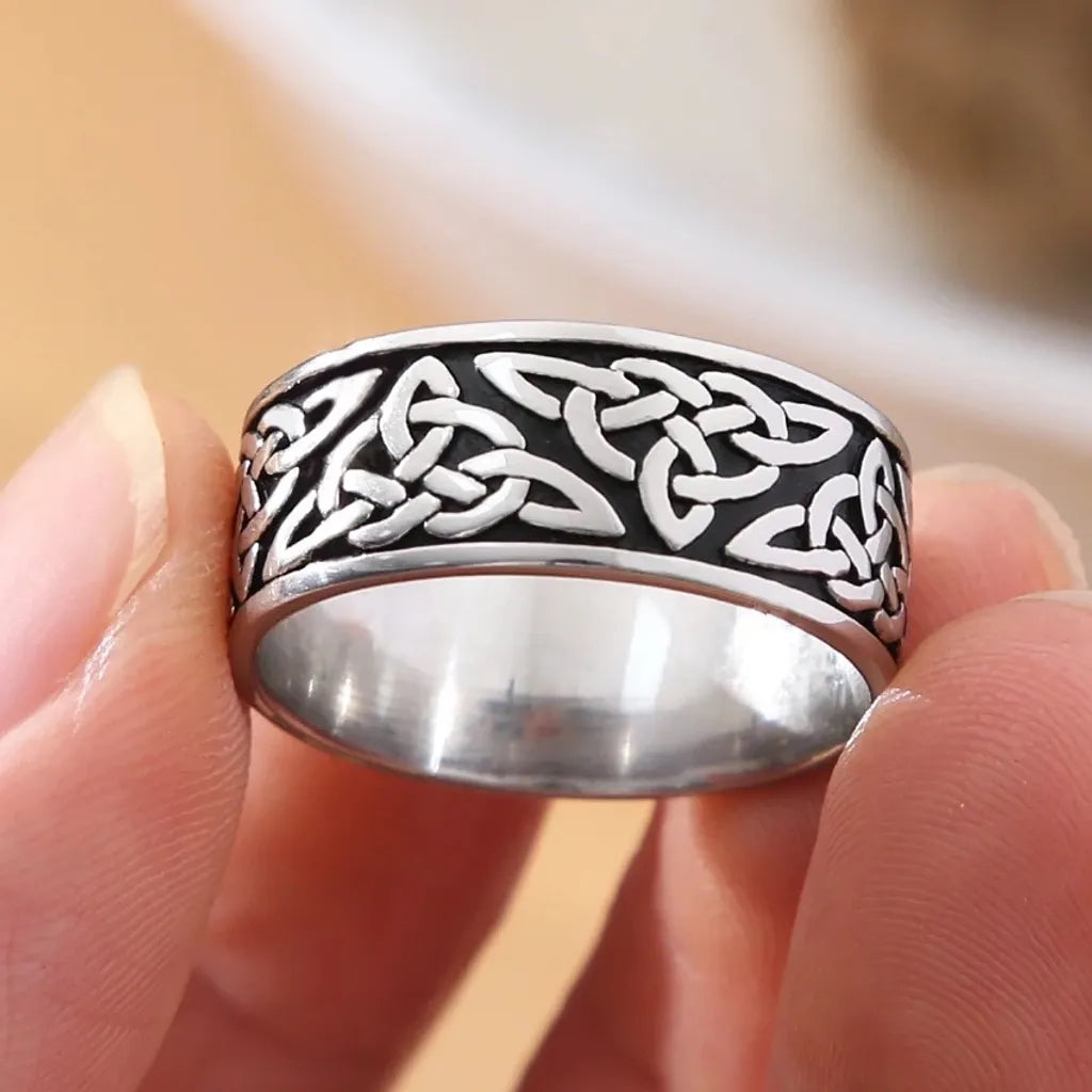 Bague anneau celtique pour homme en acier inoxydable – motif nœuds viking – coloris argent et noir.