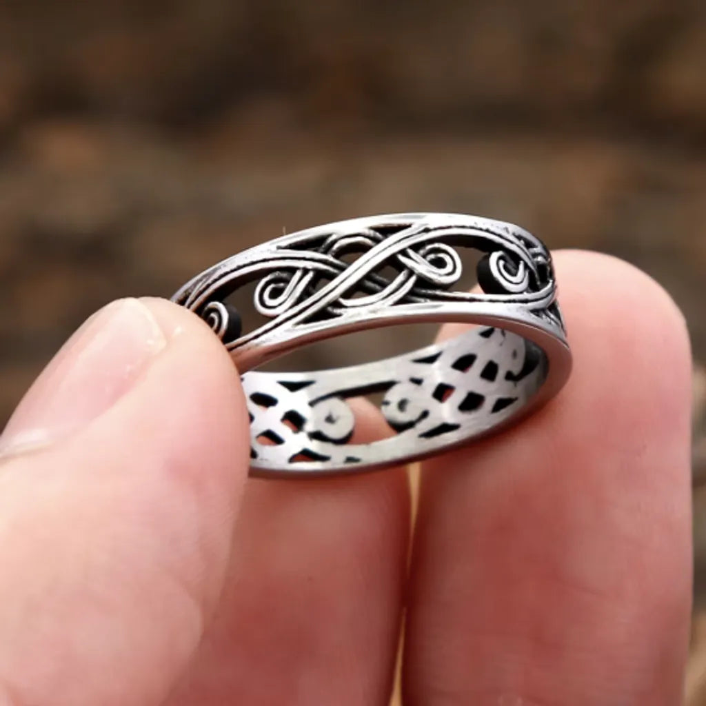 Bague celtique en acier inoxydable avec motif de nœuds viking, vue de profil. Anneau argenté pour homme avec un design ajouré et détaillé.