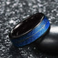 Bague Flèche Egil pour homme en acier inoxydable noir et fibre de carbone bleu, anneau incliné sur un galet de couleur noire – coloris noir et bleu.