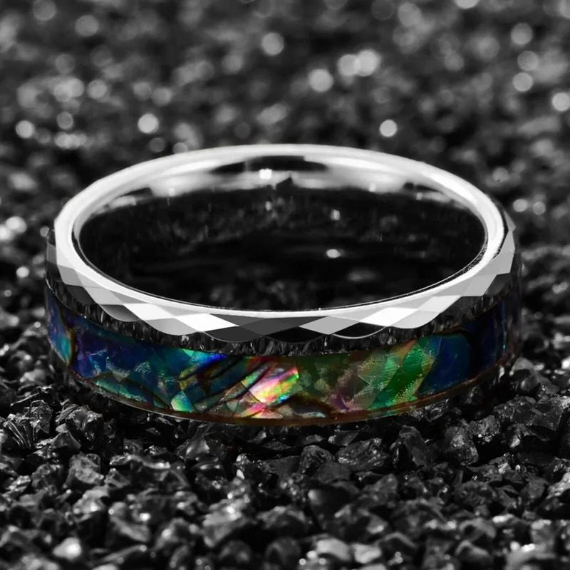 Bague Nacre Ormeau pour homme en acier inoxydable biseauté, anneau posé sur une roche noire – coloris argent.