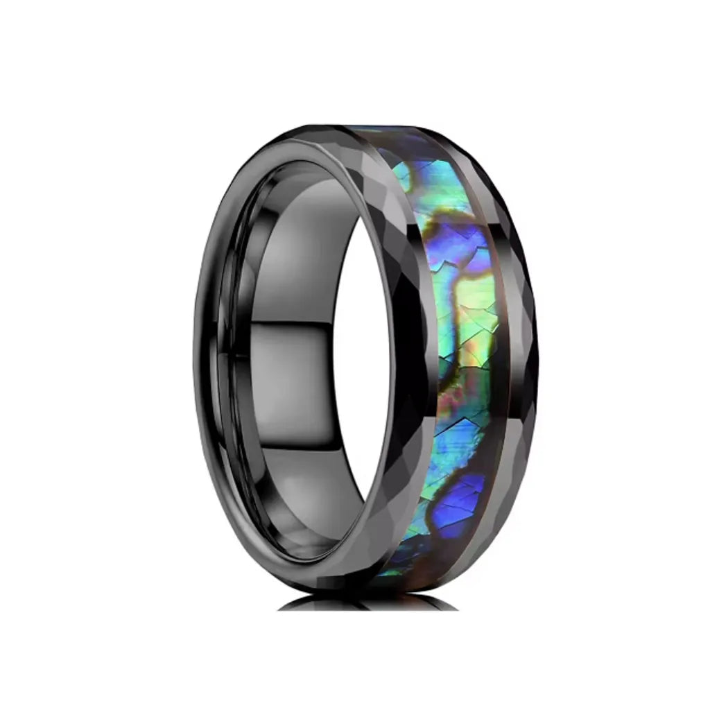 Vue détaillée d’une bague noire en acier inoxydable pour homme, ornée d’une nacre ormeau aux reflets irisés violets et verts, style original et affirmé.