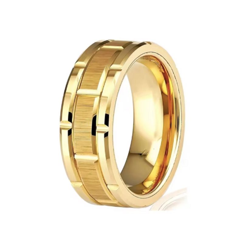 Bague rang de brique pour homme en acier inoxydable présentée droite sur un fond blanc – coloris or.