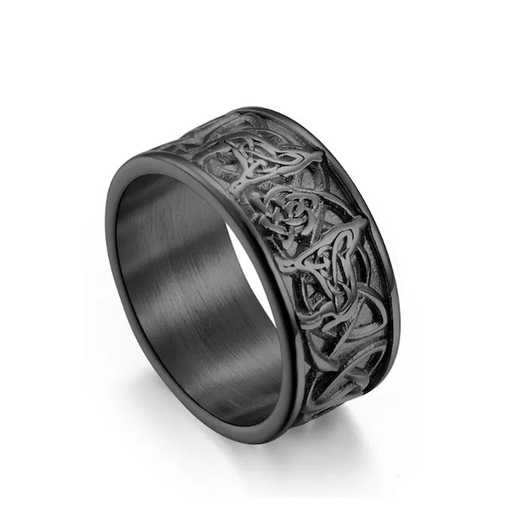 Bague noire ciselée loup Fenrir, inspiration mythologie nordique, acier inoxydable texturé.