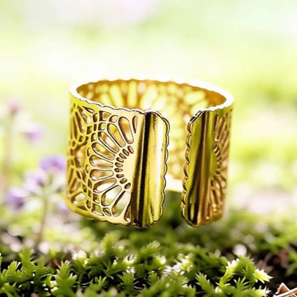 Bague Lyna vue arrière ouverture ajustable acier fusion or reposant dorure bruyère sauvage motif ajouré décor naturel lumineux.