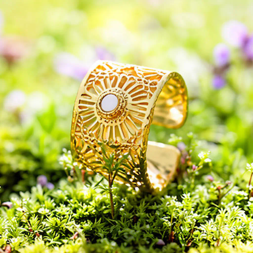 Bague Lyna trois-quarts profil équilibre bruyère acier fusion or structure ciselée motif solaire cabochon blanc éclatant lumière naturelle.