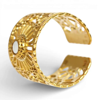 Bague Lyna vue de 3/4 profil, motif soleil ajouré en acier inoxydable fusion or, cabochon nacré central, bague ajustable style bohème révélant la structure ouverte et travaillée.