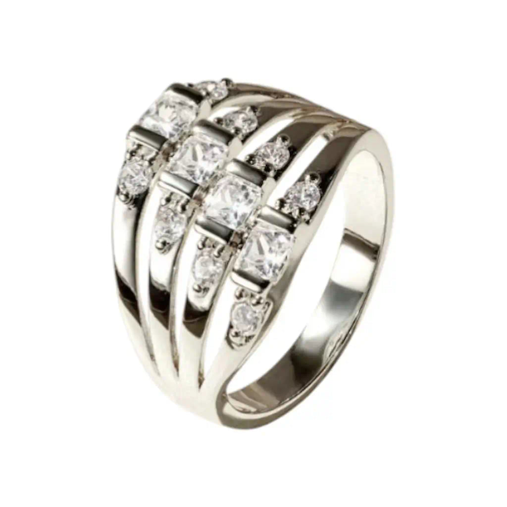 Bague Lyra finition argentée en équilibre frontal. Architecture géométrique ajourée associant l'éclat du plaquage aux zircones cristallines.