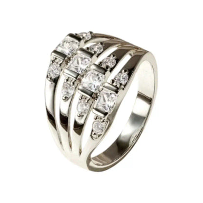 Bague Lyra finition argentée en équilibre frontal. Architecture géométrique ajourée associant l'éclat du plaquage aux zircones cristallines.